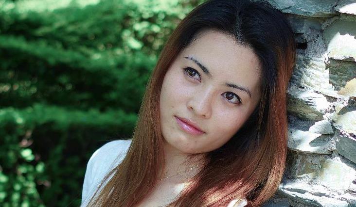 兒子走丟兩年，我領養個女孩，十六年後看到女兒大學通訊錄時愣了