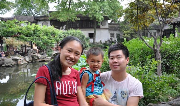 兒子走丟兩年，我領養個女孩，十六年後看到女兒大學通訊錄時愣了
