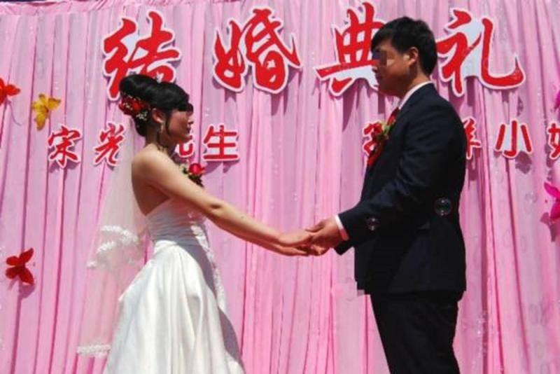 昨天小叔子結婚，婆婆和老公不讓我去，看到新娘的照片我怒提離婚