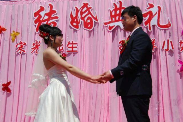 昨天小叔子結婚，婆婆和老公不讓我去，看到新娘的照片我怒提離婚