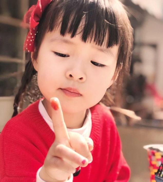 婆婆說外孫和孫女紅包一樣多，倆娃不懂事拆開紅包，婆婆當場失控