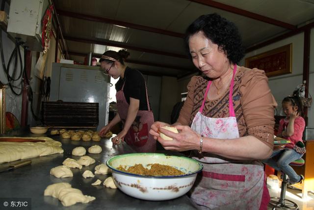 大姑姐生下兒子，我高興送去3千，臥室外聽到對話，我一腳踹開門