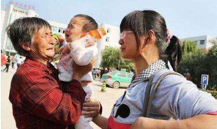 大姑姐生下兒子，我高興送去3千，臥室外聽到對話，我一腳踹開門