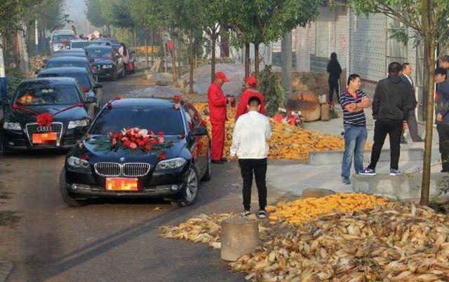 新娘到家後不下車，非要五千下車費，婆婆脫下外衣，新郎趕緊下車