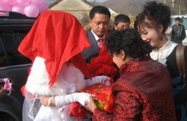 新娘到家後不下車，非要五千下車費，婆婆脫下外衣，新郎趕緊下車