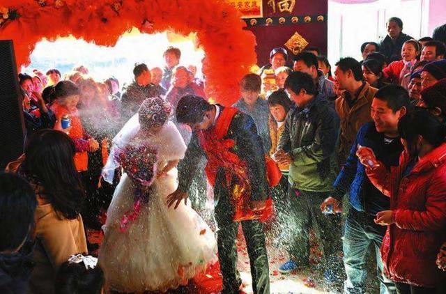 新娘到家後不下車，非要五千下車費，婆婆脫下外衣，新郎趕緊下車