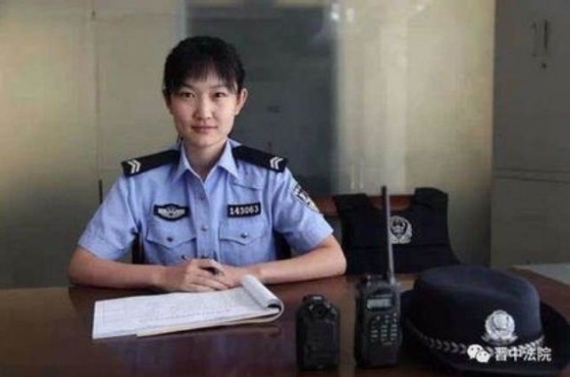 嫌犯嬰兒餓到哭….正妹女警竟當眾解制服餵奶
