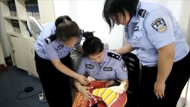 嫌犯嬰兒餓到哭….正妹女警竟當眾解制服餵奶