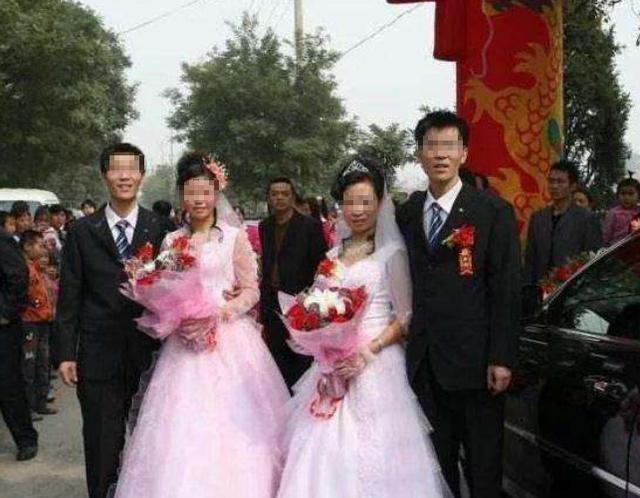 雙胞胎姐妹當天結婚，同時嫁給當地富豪，五年後兩人已物是人非