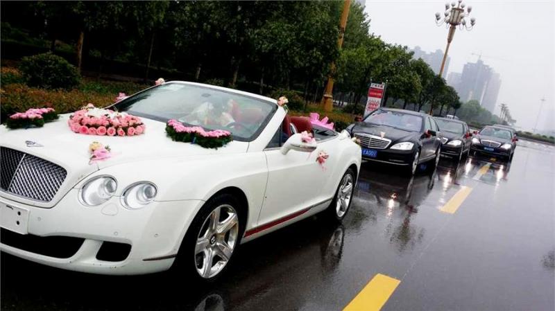 婚禮前新娘意外離去，新郎堅持舉辦婚禮，瞅見婚車下來的人，全場沸騰