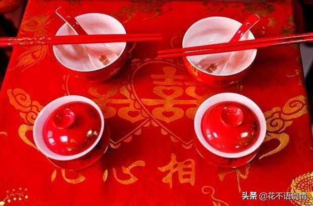 過節女子給母親送三千紅包，到了娘家，剛進門，就把桌子掀了