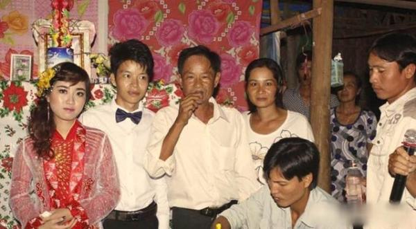 他娶到「美麗的越南新娘」開心地大肆炫耀！事後眼尖親友告誡「照片中有軌」要他千萬要小心！ 