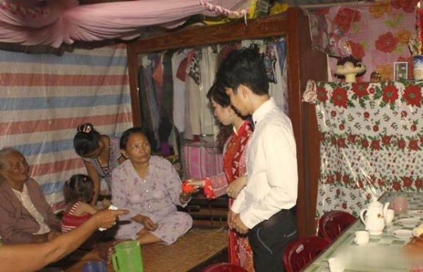 他娶到「美麗的越南新娘」開心地大肆炫耀！事後眼尖親友告誡「照片中有軌」要他千萬要小心！ 