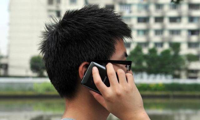 朋友每天蹭我車，這天我有事提前回家了，他打電話給我，我愣了