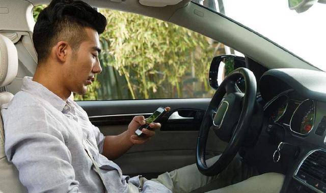 朋友每天蹭我車，這天我有事提前回家了，他打電話給我，我愣了