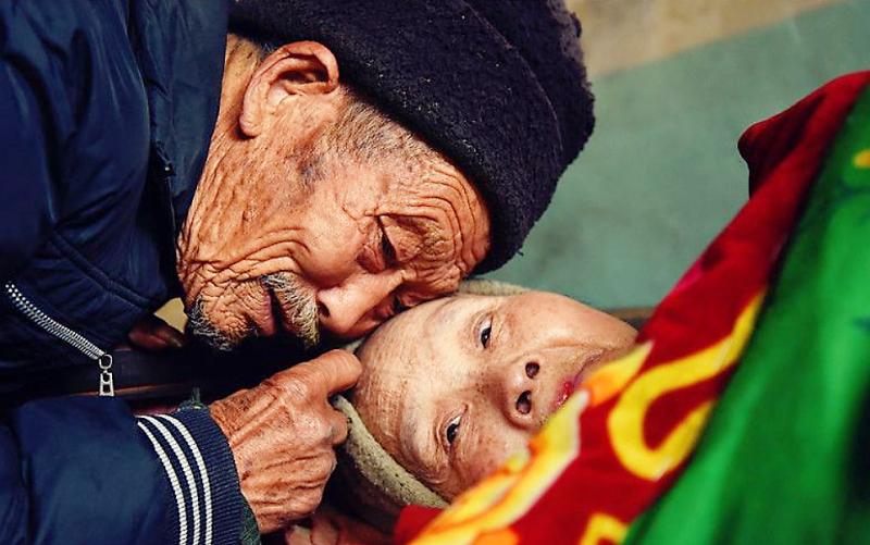 真愛無誤！剛結婚妻子便癱瘓，88歲丈夫「58年來不離不棄」，他承諾：「我會一輩子疼妳！」