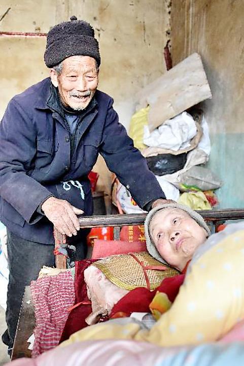 真愛無誤！剛結婚妻子便癱瘓，88歲丈夫「58年來不離不棄」，他承諾：「我會一輩子疼妳！」