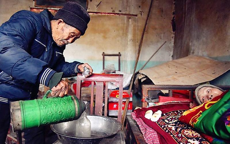 真愛無誤！剛結婚妻子便癱瘓，88歲丈夫「58年來不離不棄」，他承諾：「我會一輩子疼妳！」
