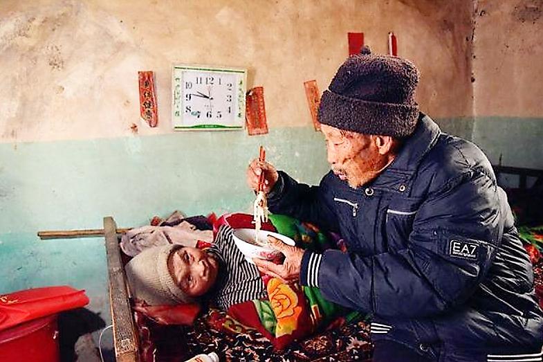 真愛無誤！剛結婚妻子便癱瘓，88歲丈夫「58年來不離不棄」，他承諾：「我會一輩子疼妳！」