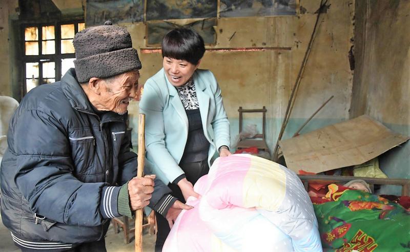 真愛無誤！剛結婚妻子便癱瘓，88歲丈夫「58年來不離不棄」，他承諾：「我會一輩子疼妳！」