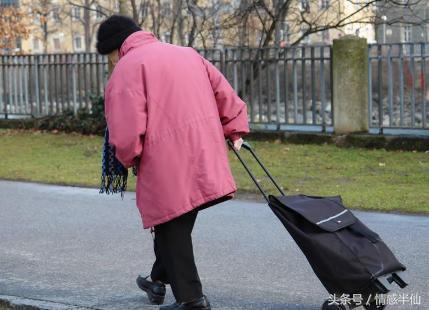 老公去世我瞞婆婆三年，鄰里都說我不孝，婆婆知道後抱頭痛哭