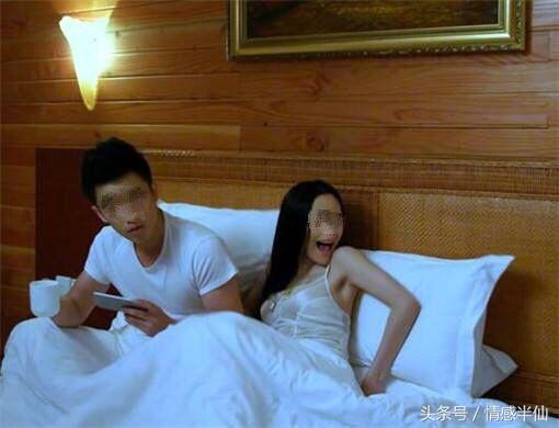 新婚夜我和老公親熱，婆婆門外偷聽，隔天她說一句話，我臉都綠了