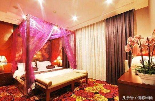 新婚夜我和老公親熱，婆婆門外偷聽，隔天她說一句話，我臉都綠了