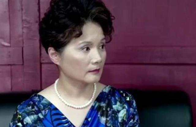 女婿過年送5斤牛肉，被岳父嫌棄喂流浪狗，岳母打開袋子感動了