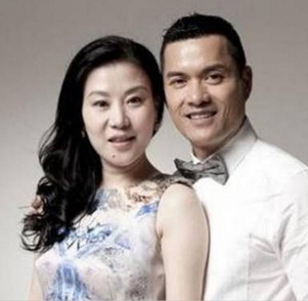 為娶現任老婆放棄周海媚和鄺美雲，兒子15歲長成這樣，網友：這是報應！