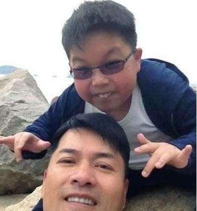 為娶現任老婆放棄周海媚和鄺美雲，兒子15歲長成這樣，網友：這是報應！