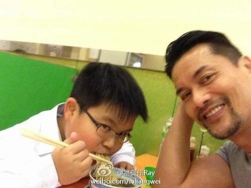 為娶現任老婆放棄周海媚和鄺美雲，兒子15歲長成這樣，網友：這是報應！