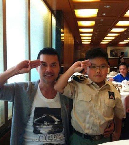 為娶現任老婆放棄周海媚和鄺美雲，兒子15歲長成這樣，網友：這是報應！