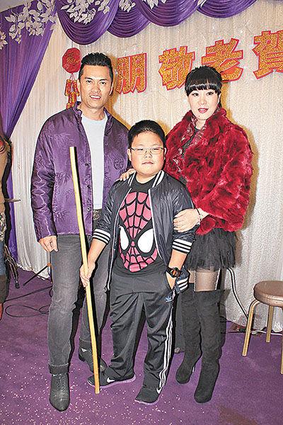 為娶現任老婆放棄周海媚和鄺美雲，兒子15歲長成這樣，網友：這是報應！