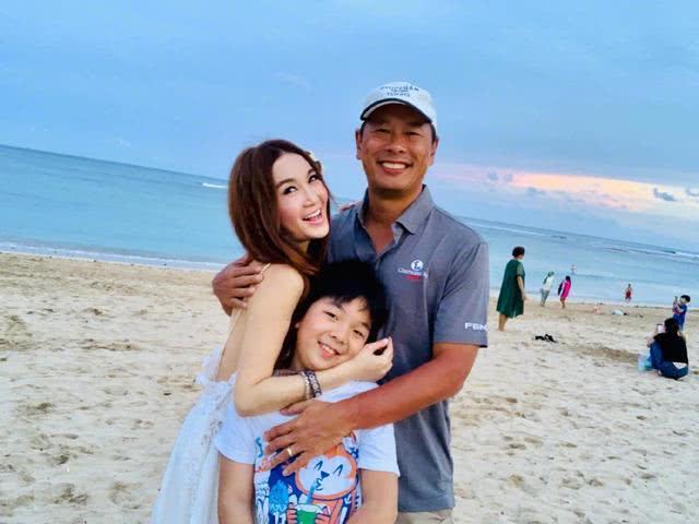 溫碧霞一家三口拜年，9歲養子成亮點，養子長的越來越像老公