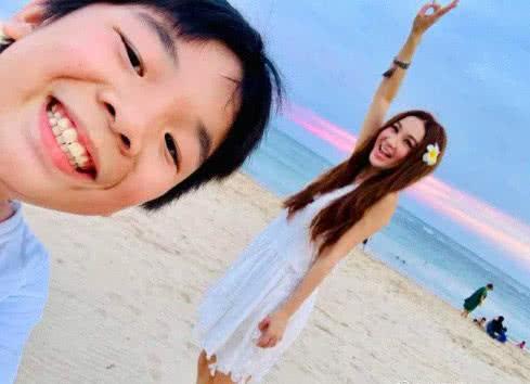 溫碧霞一家三口拜年，9歲養子成亮點，養子長的越來越像老公