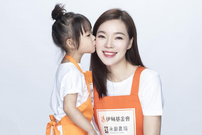 郭台銘老婆傳「再懷第4胎豬寶寶」？　夫妻倆沉默1天「親自出面回應」笑喊：真的很感動 