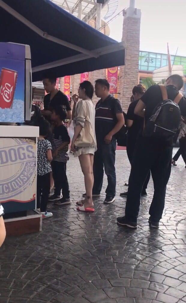 大s汪小菲一家普吉島度假，42歲大s又瘦又美宛若少女,網友：腿怎麼了？