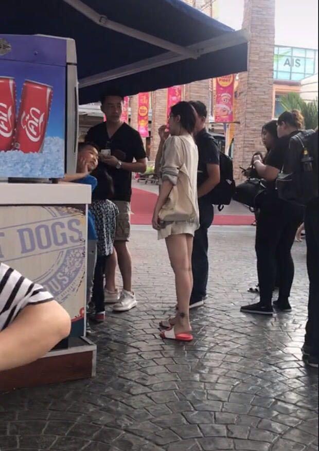大s汪小菲一家普吉島度假，42歲大s又瘦又美宛若少女,網友：腿怎麼了？