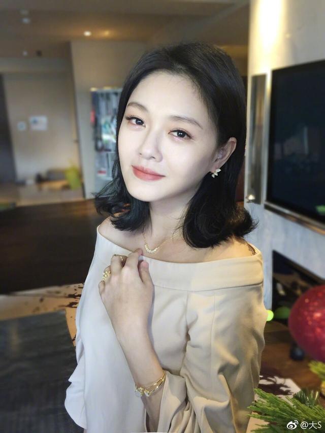 大s汪小菲一家普吉島度假，42歲大s又瘦又美宛若少女,網友：腿怎麼了？