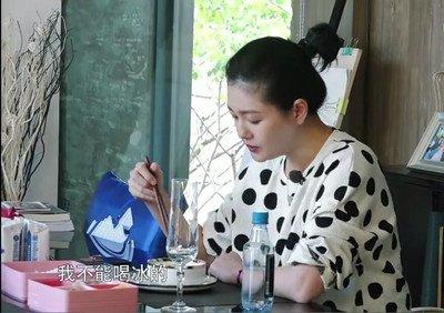 大s汪小菲一家普吉島度假，42歲大s又瘦又美宛若少女,網友：腿怎麼了？