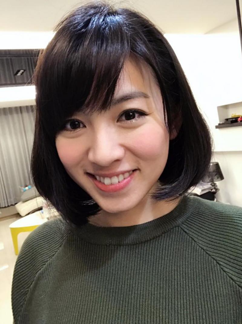 超孝順！米可白過年獨自「回娘家賣餅」，粉絲擠爆鹿港老街！她笑言：「比拍戲還累！」