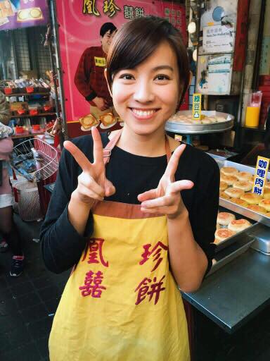 超孝順！米可白過年獨自「回娘家賣餅」，粉絲擠爆鹿港老街！她笑言：「比拍戲還累！」