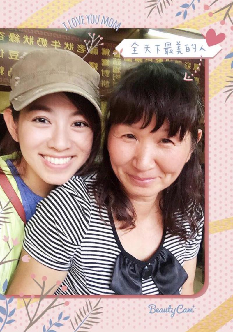 超孝順！米可白過年獨自「回娘家賣餅」，粉絲擠爆鹿港老街！她笑言：「比拍戲還累！」