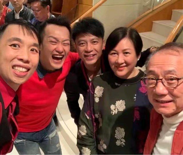 張家輝李克勤阿Sa給楊受成拜年，曝光楊老闆的豪宅花園大如球場！