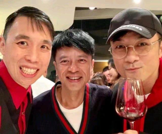 張家輝李克勤阿Sa給楊受成拜年，曝光楊老闆的豪宅花園大如球場！