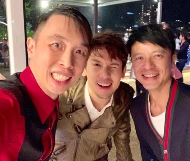 張家輝李克勤阿Sa給楊受成拜年，曝光楊老闆的豪宅花園大如球場！