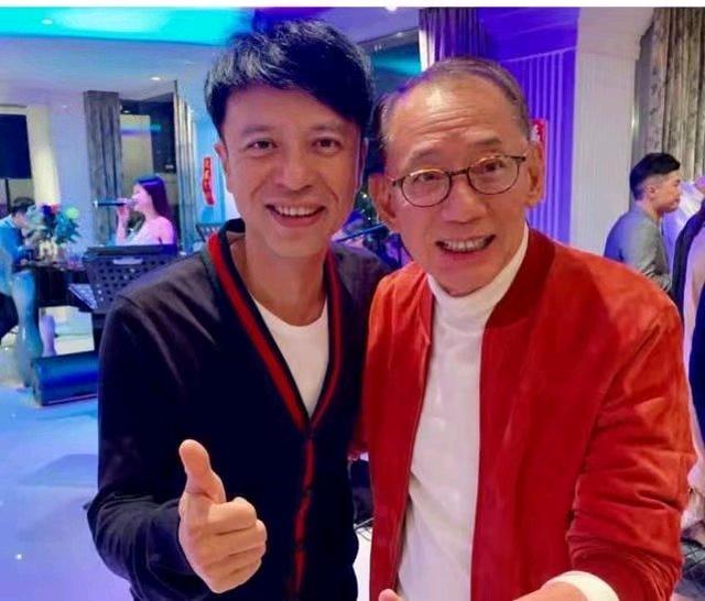 張家輝李克勤阿Sa給楊受成拜年，曝光楊老闆的豪宅花園大如球場！