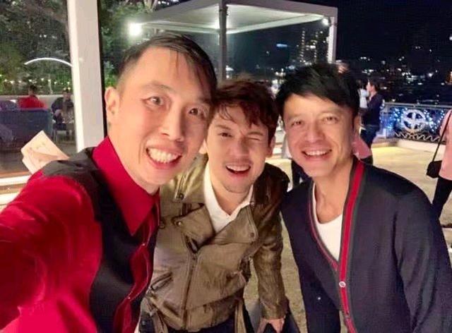 張家輝李克勤阿Sa給楊受成拜年，曝光楊老闆的豪宅花園大如球場！