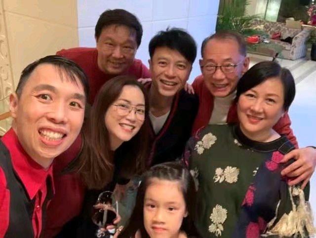 張家輝李克勤阿Sa給楊受成拜年，曝光楊老闆的豪宅花園大如球場！
