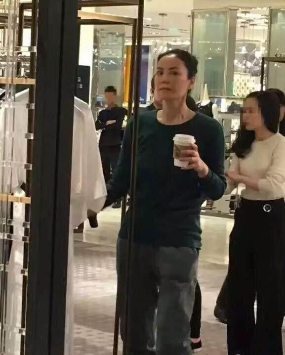  王菲帶女兒李嫣逛商場，一眼就看出跟張柏芝的差別！